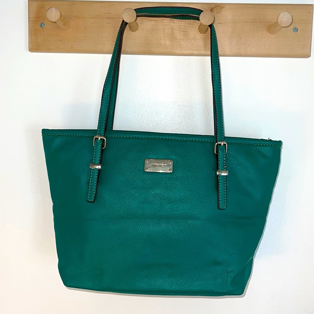 Nine West green shoulder bag. Excellent used condition. Great color for spring.